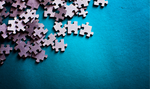 Pezzi di puzzle su sfondo blu