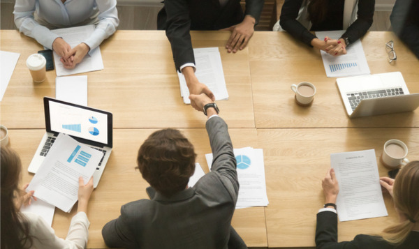 persone impegnate in una riunione di lavoro