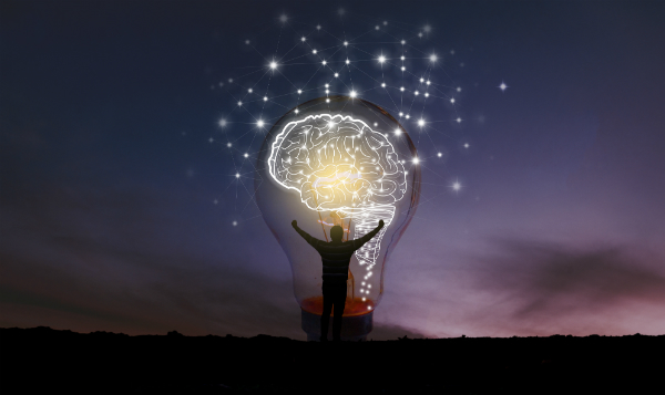 persona con lampadina che simboleggia l'innovazione che nasce dalla necessità