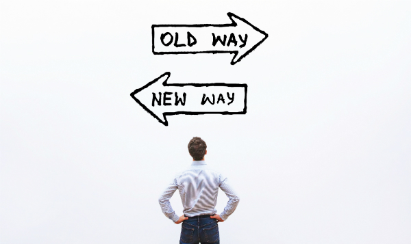 uomo davanti a due frecce che simboleggiano il vecchio e il nuovo e i cambiamenti del procurement