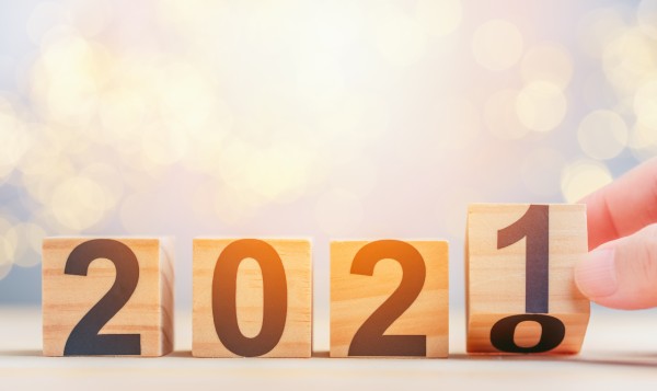 Cubi di legno con i numeri 2021